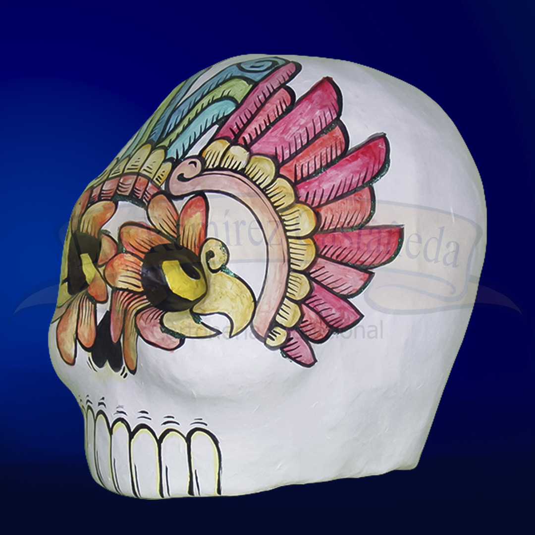 Cráneo de calavera pintado con un antifaz de águilas